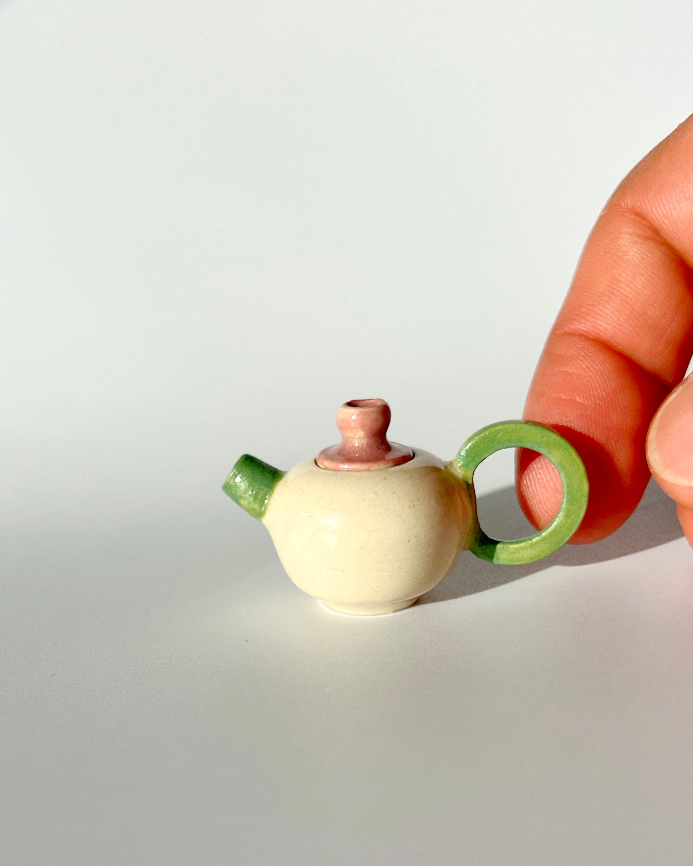 Tetera rosa y verde