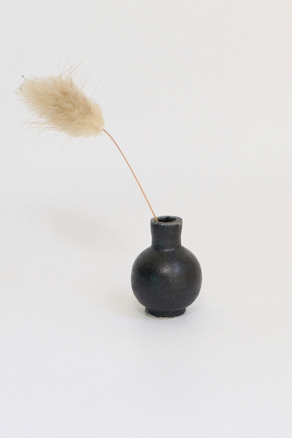 Jarrón negro mate redondo cuello recto