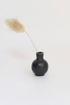 Jarrón negro mate redondo cuello recto