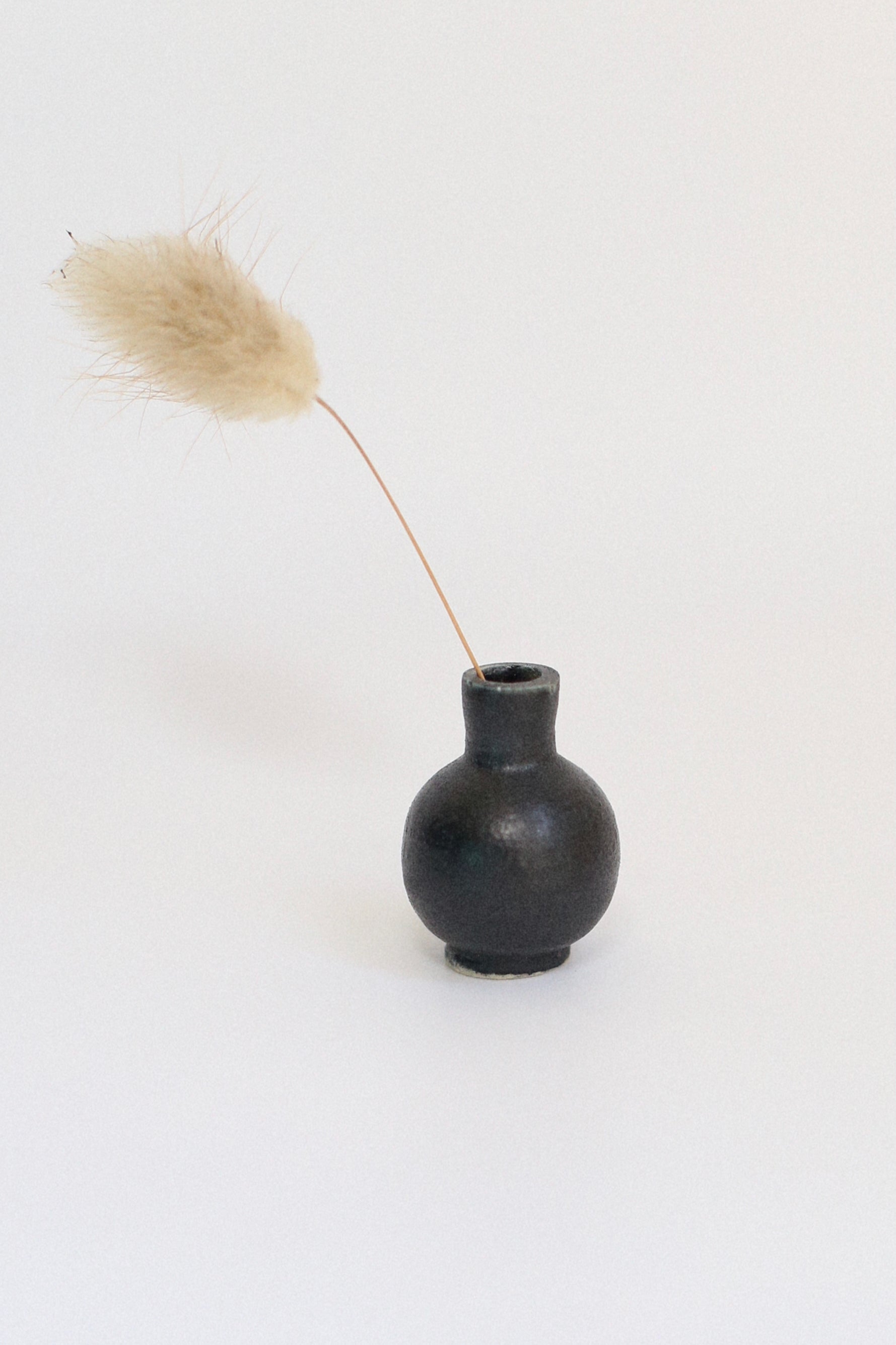 Jarrón negro mate redondo cuello recto