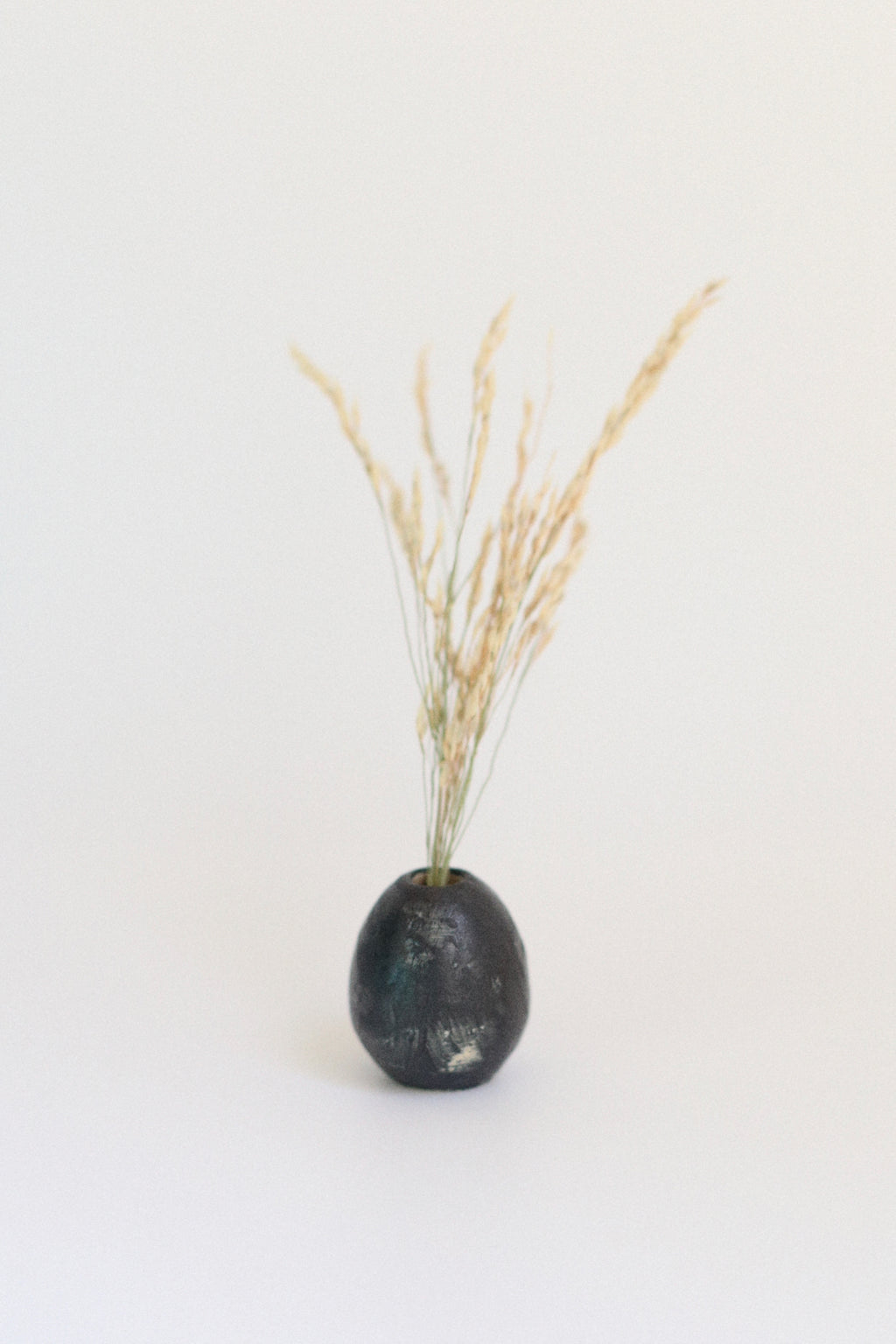 Jarrón negro mate huevito