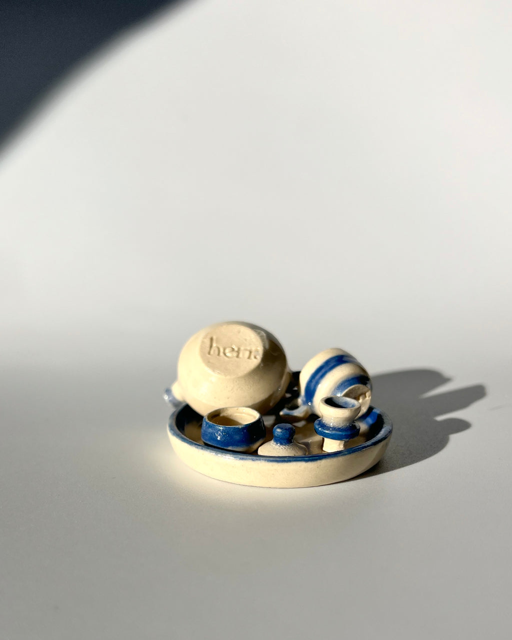 Juego de tetera, galletera y tacita