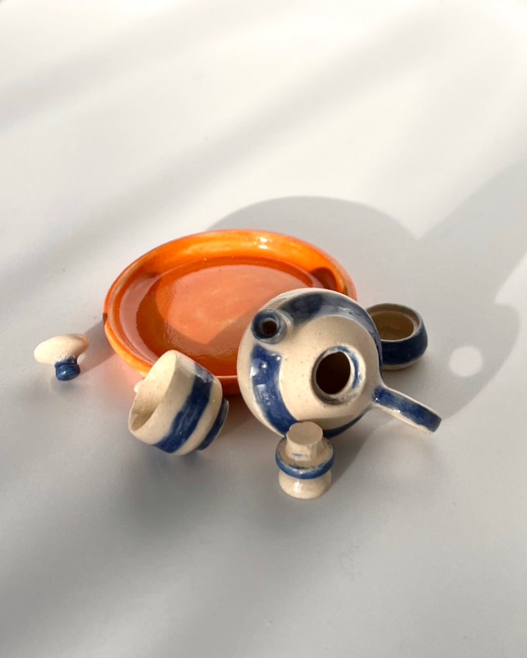 Juego de tetera, galletera y tacita