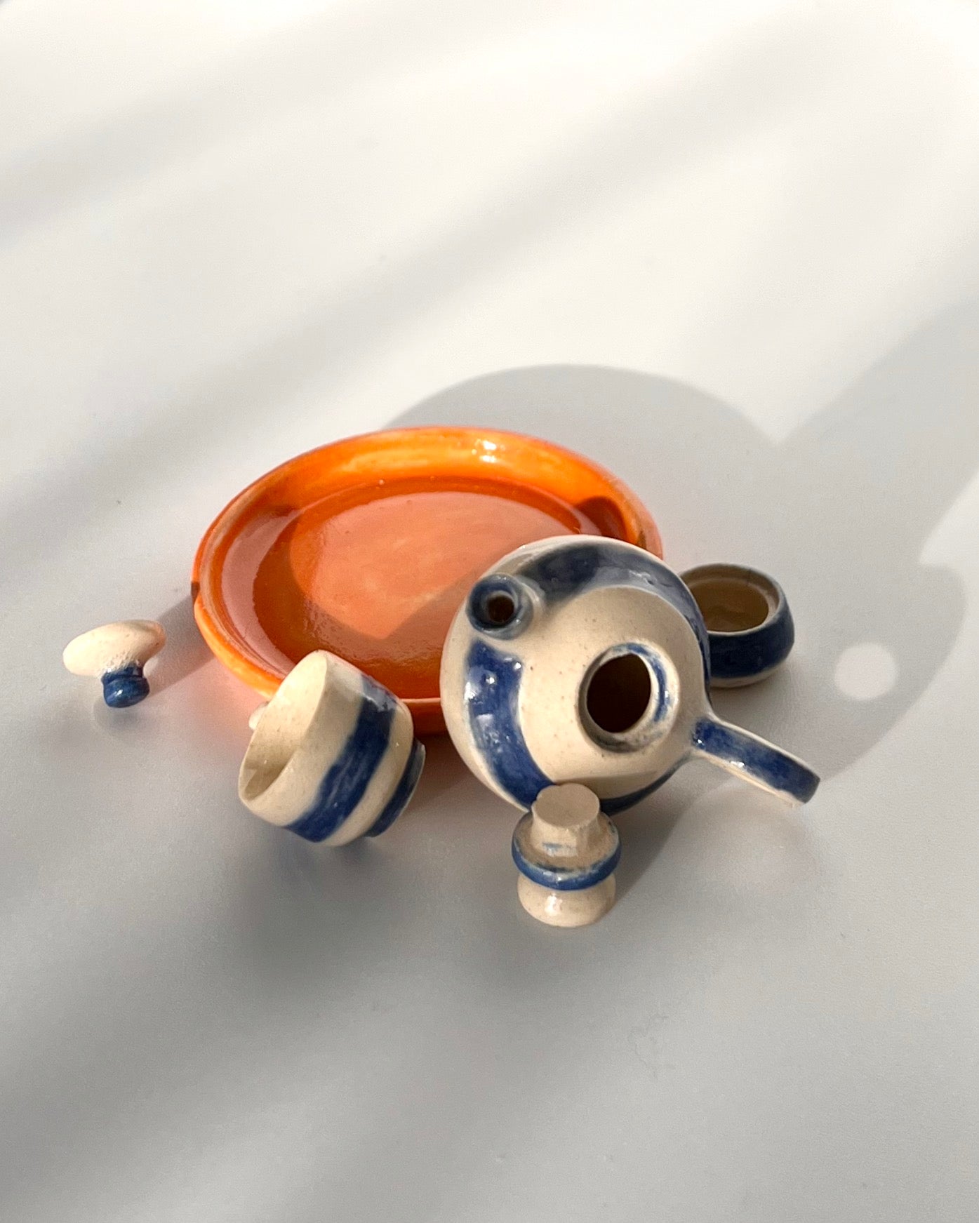 Juego de tetera, galletera y tacita
