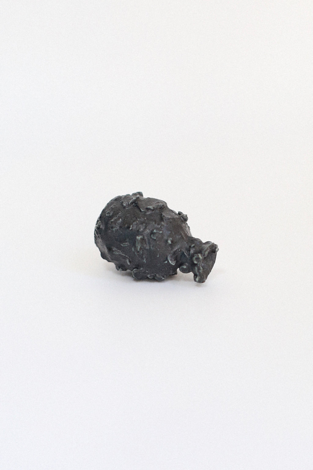 Jarrón negro mate mounstrito