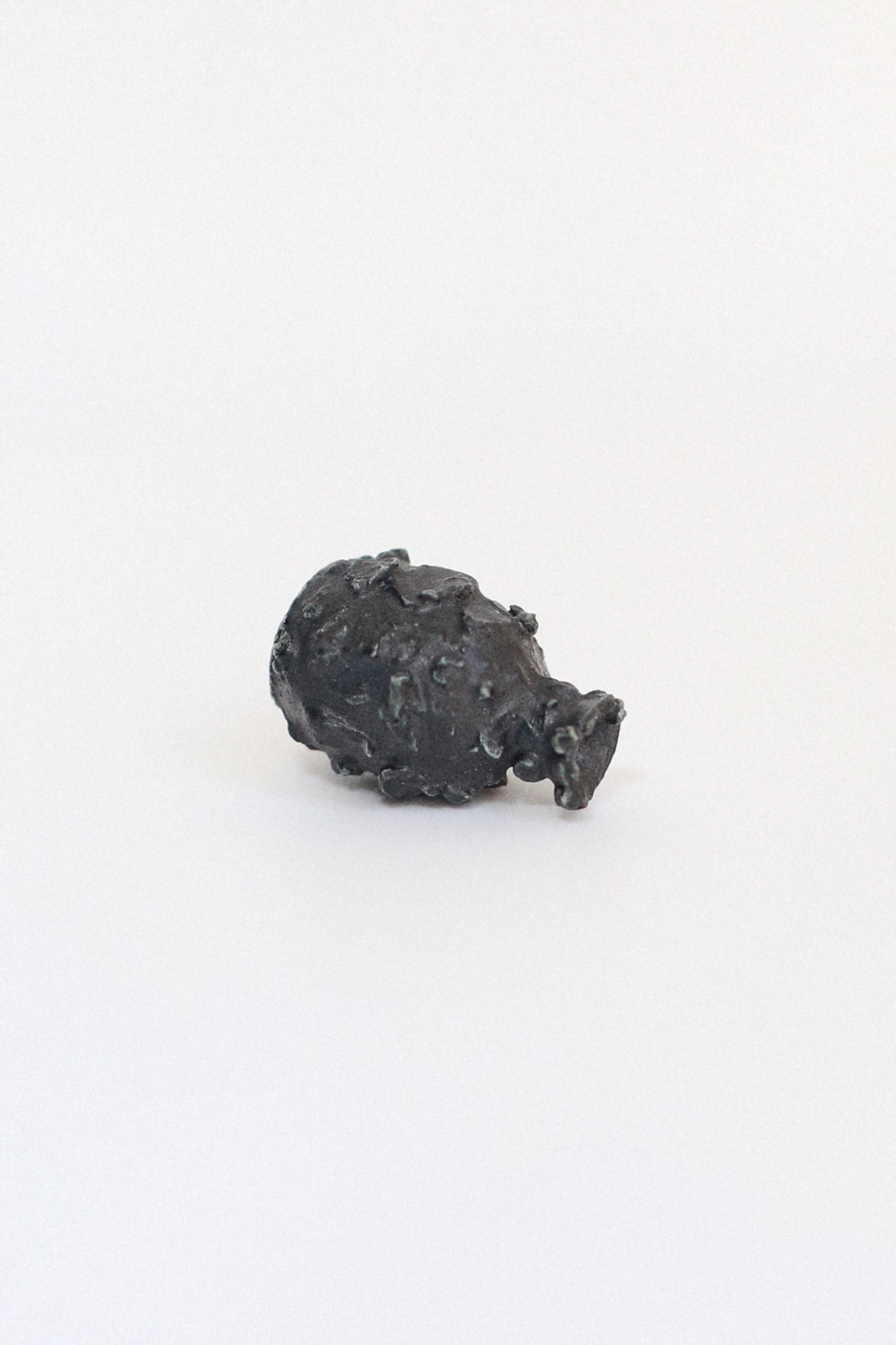 Jarrón negro mate mounstrito